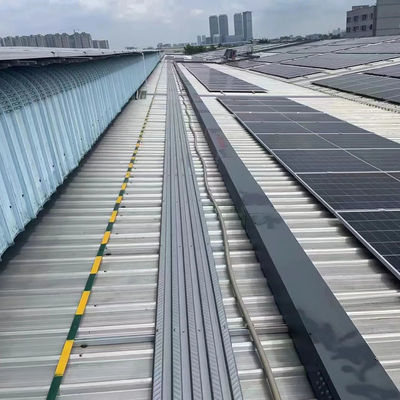 Extrusion des panneaux photovoltaïques solaires sur les toits pour les énergies renouvelables